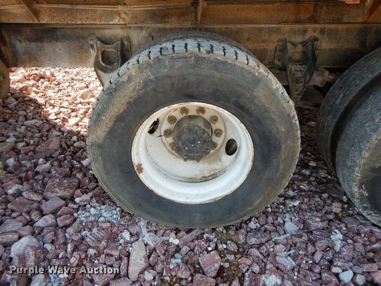 image for item FG9660 1984 International F2275   dump truck