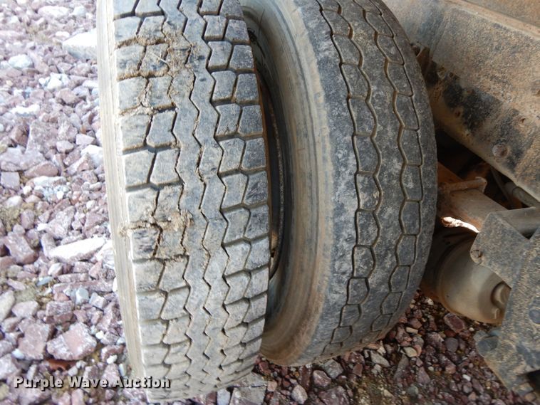 image for item FG9660 1984 International F2275   dump truck