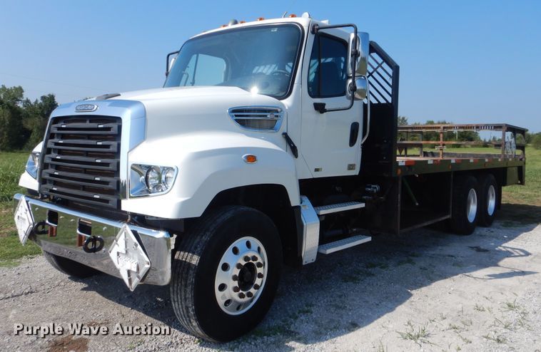 image for item GM9156 2012 Freightliner 114SD  flatbed truck