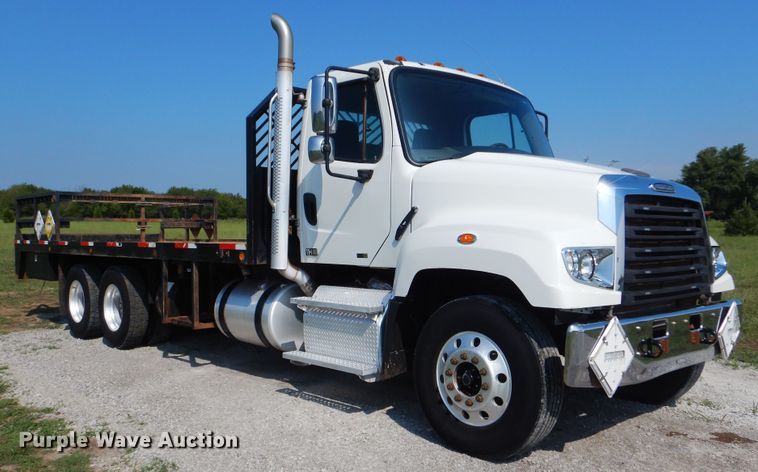 image for item GM9156 2012 Freightliner 114SD  flatbed truck