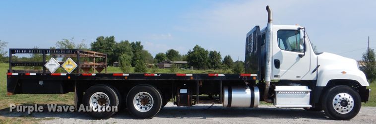 image for item GM9156 2012 Freightliner 114SD  flatbed truck