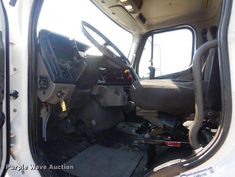 image for item GM9156 2012 Freightliner 114SD  flatbed truck