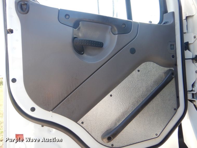 image for item GM9156 2012 Freightliner 114SD  flatbed truck