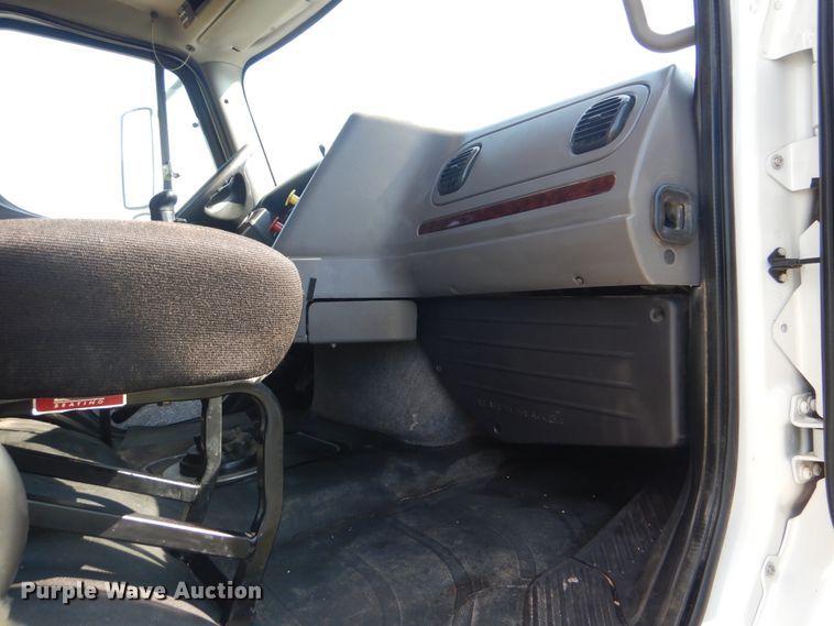 image for item GM9156 2012 Freightliner 114SD  flatbed truck