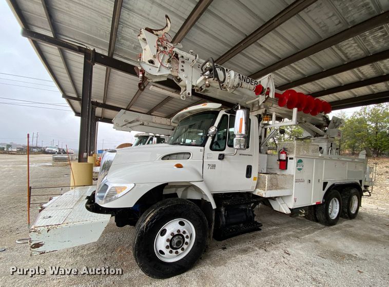 image for item HA9666 2006 International 7500  digger derrick truck