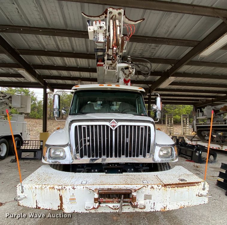 image for item HA9666 2006 International 7500  digger derrick truck