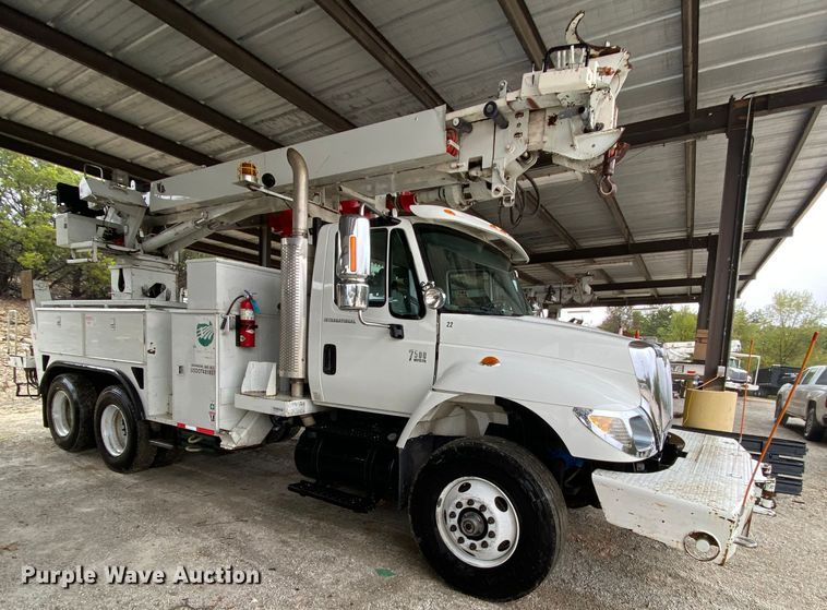 image for item HA9666 2006 International 7500  digger derrick truck