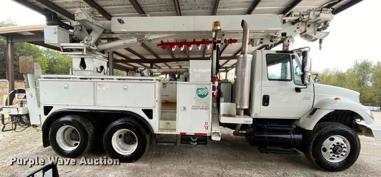image for item HA9666 2006 International 7500  digger derrick truck