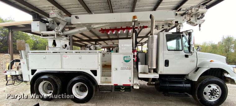 image for item HA9666 2006 International 7500  digger derrick truck