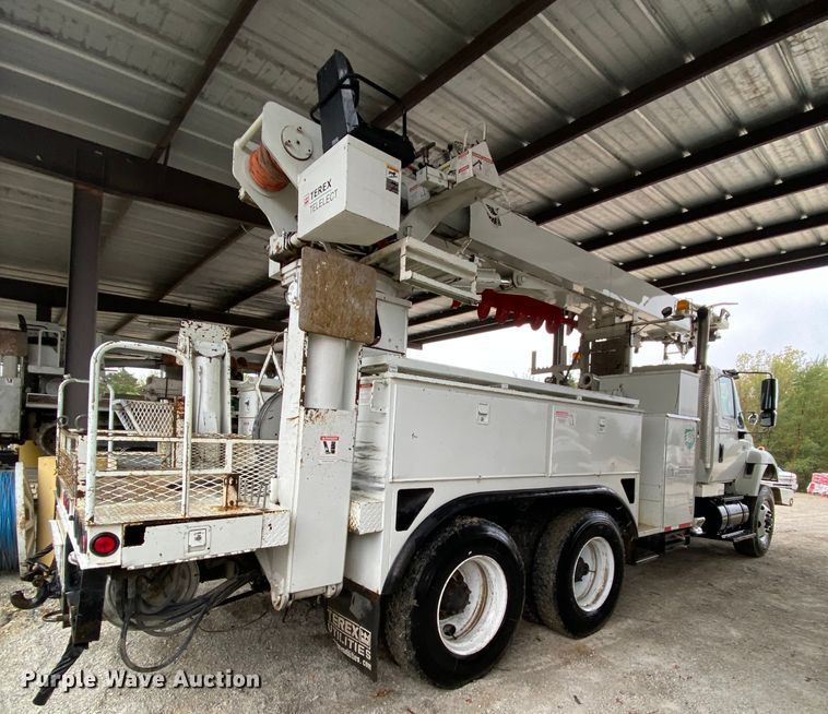 image for item HA9666 2006 International 7500  digger derrick truck