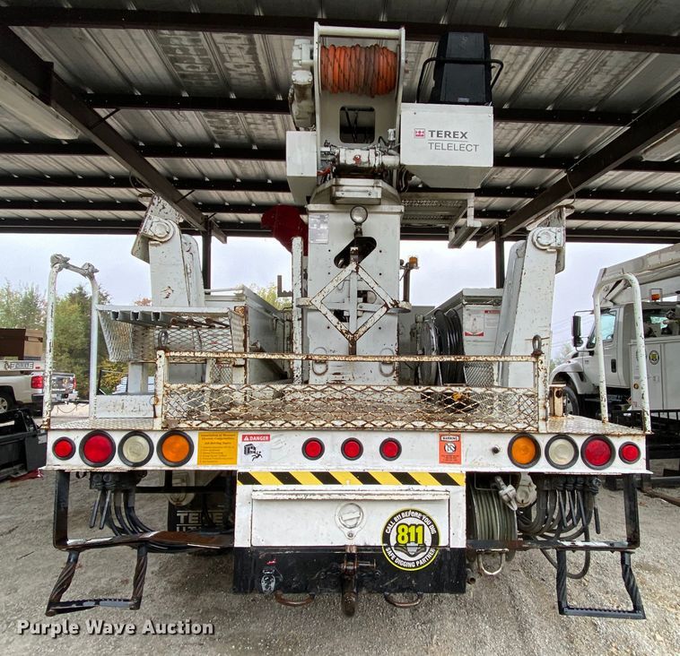 image for item HA9666 2006 International 7500  digger derrick truck