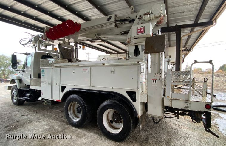 image for item HA9666 2006 International 7500  digger derrick truck