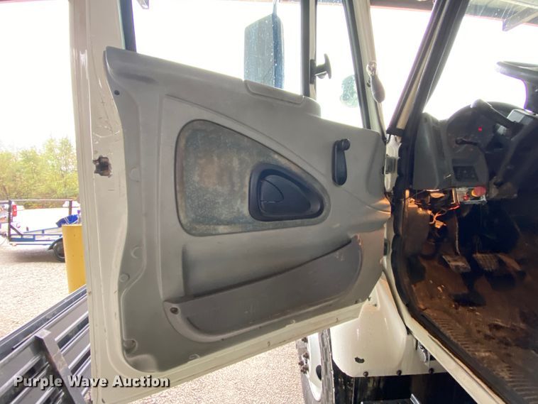 image for item HA9666 2006 International 7500  digger derrick truck