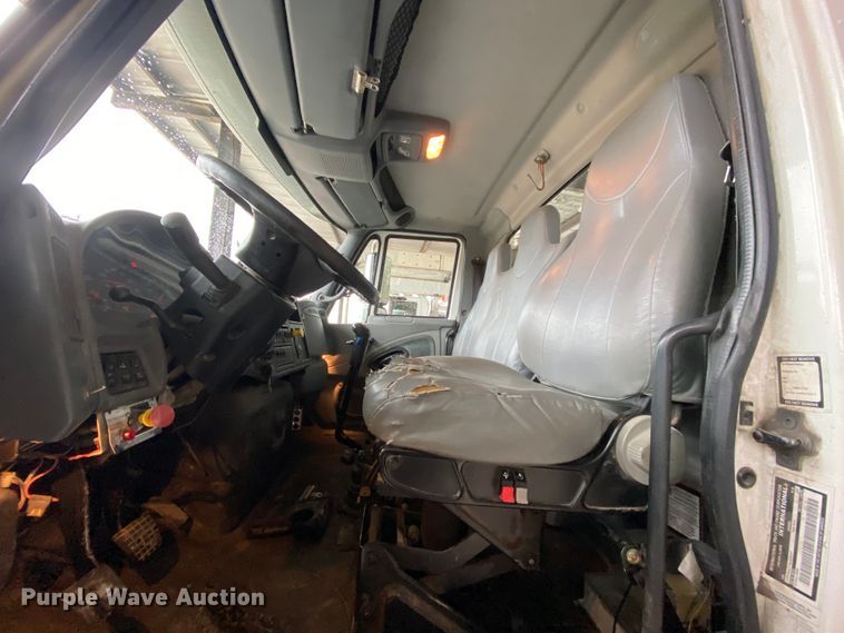 image for item HA9666 2006 International 7500  digger derrick truck