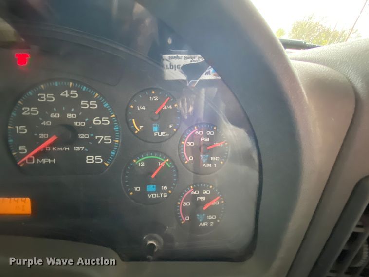 image for item HA9666 2006 International 7500  digger derrick truck