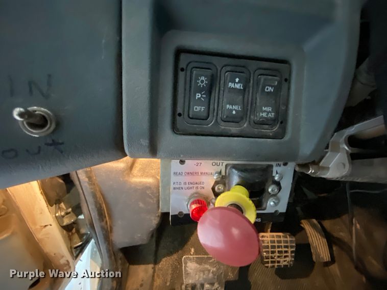 image for item HA9666 2006 International 7500  digger derrick truck