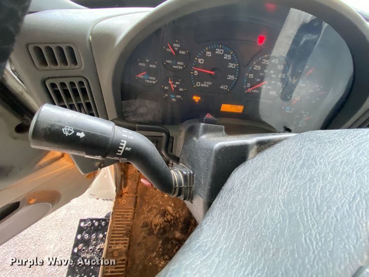 image for item HA9666 2006 International 7500  digger derrick truck