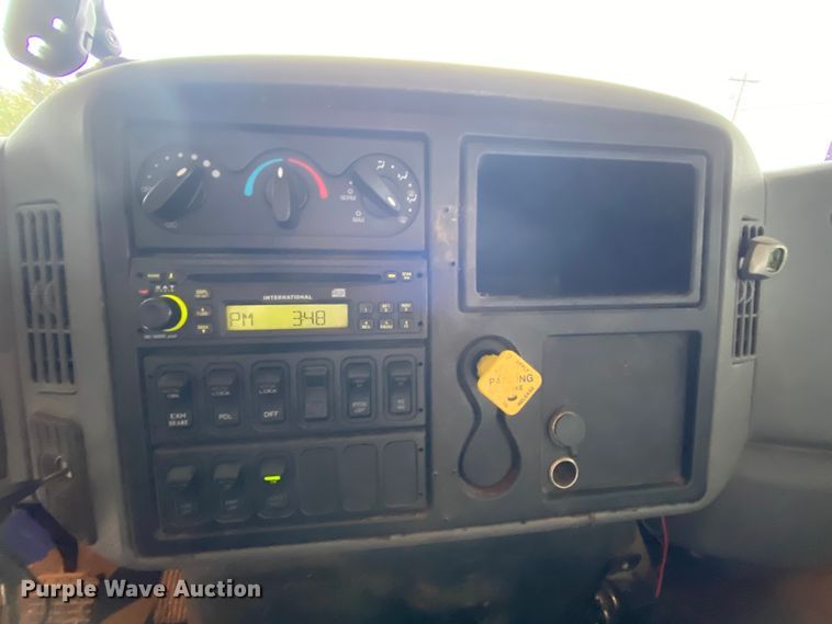 image for item HA9666 2006 International 7500  digger derrick truck