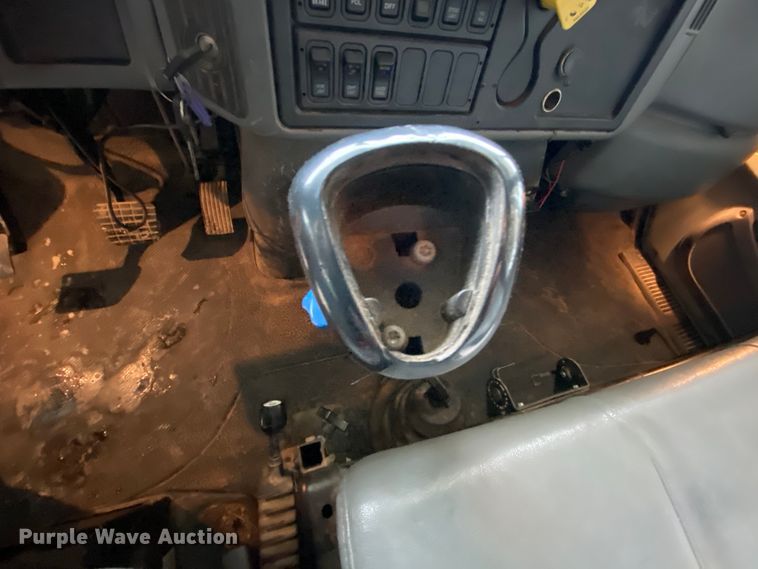 image for item HA9666 2006 International 7500  digger derrick truck