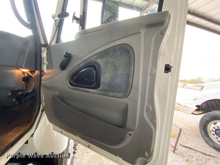 image for item HA9666 2006 International 7500  digger derrick truck