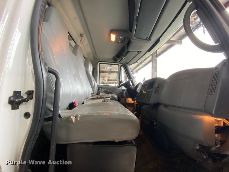 image for item HA9666 2006 International 7500  digger derrick truck