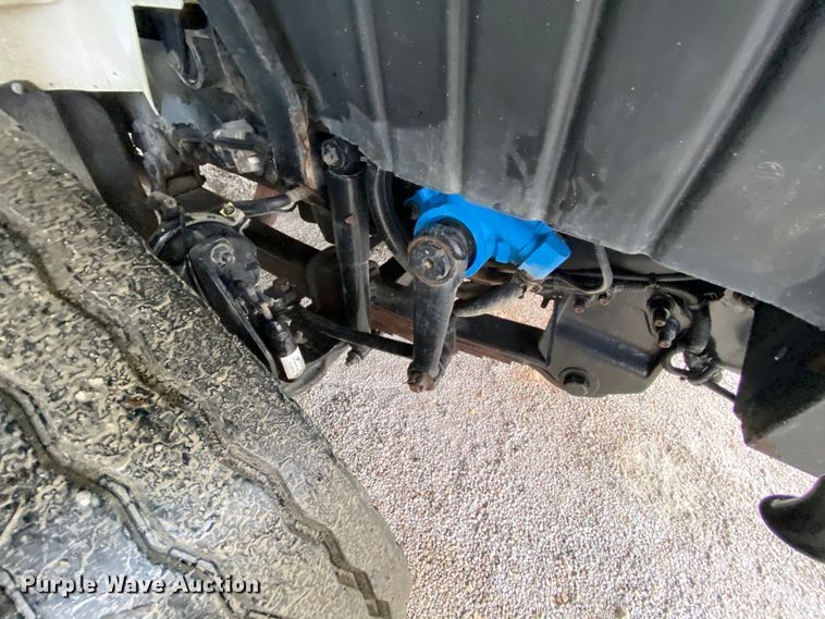 image for item HA9666 2006 International 7500  digger derrick truck