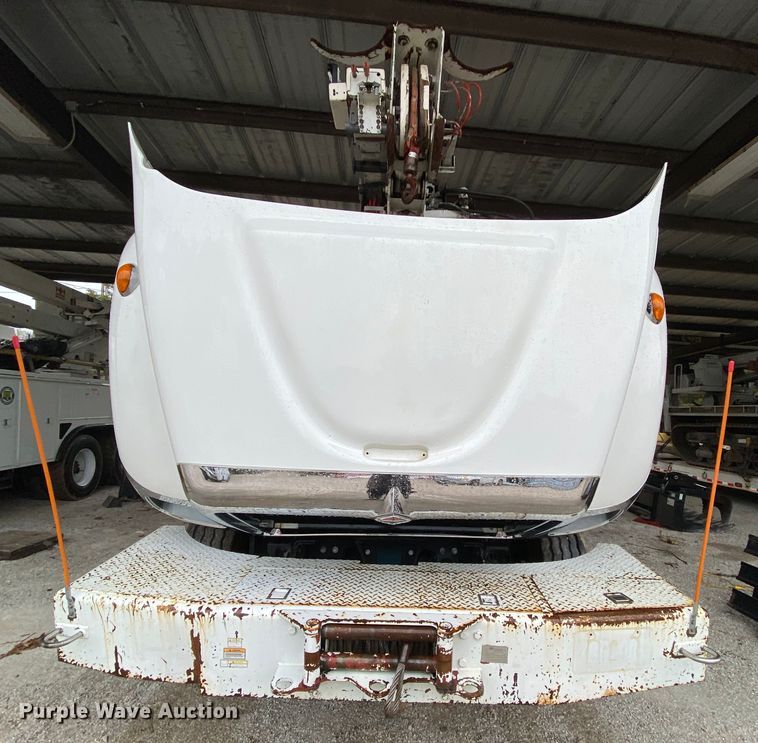 image for item HA9666 2006 International 7500  digger derrick truck