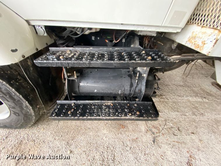 image for item HA9666 2006 International 7500  digger derrick truck