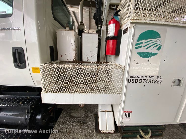 image for item HA9666 2006 International 7500  digger derrick truck