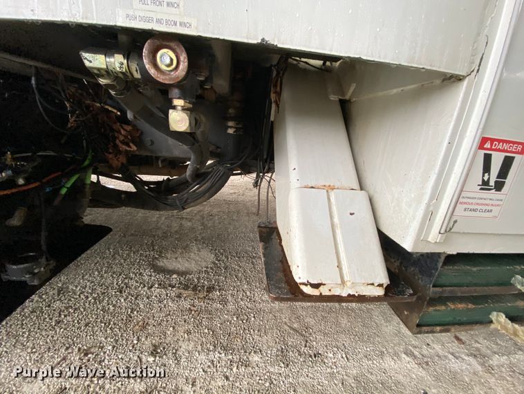 image for item HA9666 2006 International 7500  digger derrick truck