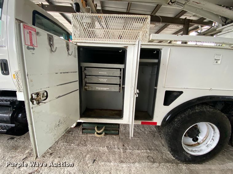 image for item HA9666 2006 International 7500  digger derrick truck