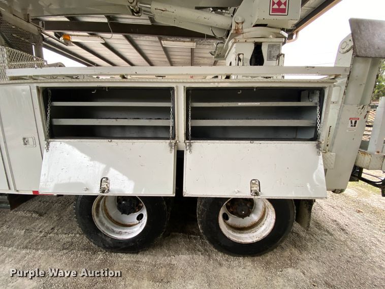 image for item HA9666 2006 International 7500  digger derrick truck