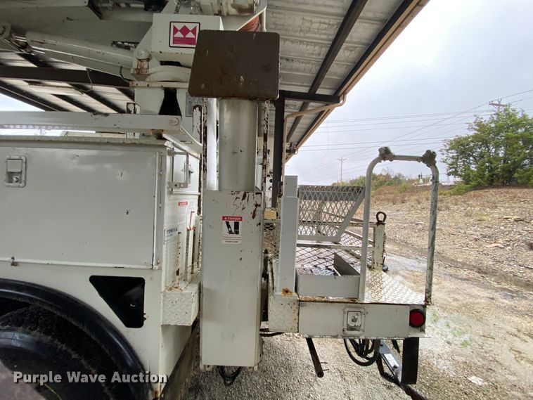 image for item HA9666 2006 International 7500  digger derrick truck