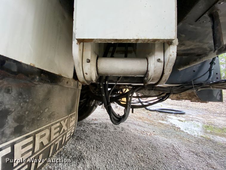 image for item HA9666 2006 International 7500  digger derrick truck