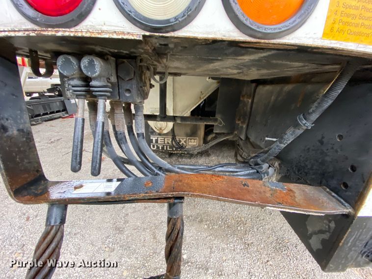 image for item HA9666 2006 International 7500  digger derrick truck