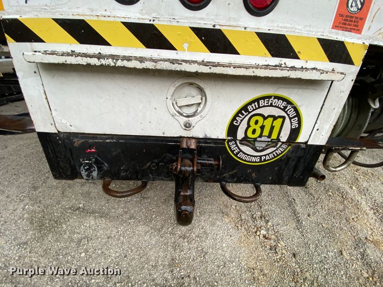 image for item HA9666 2006 International 7500  digger derrick truck