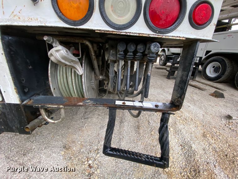 image for item HA9666 2006 International 7500  digger derrick truck