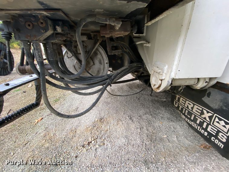 image for item HA9666 2006 International 7500  digger derrick truck