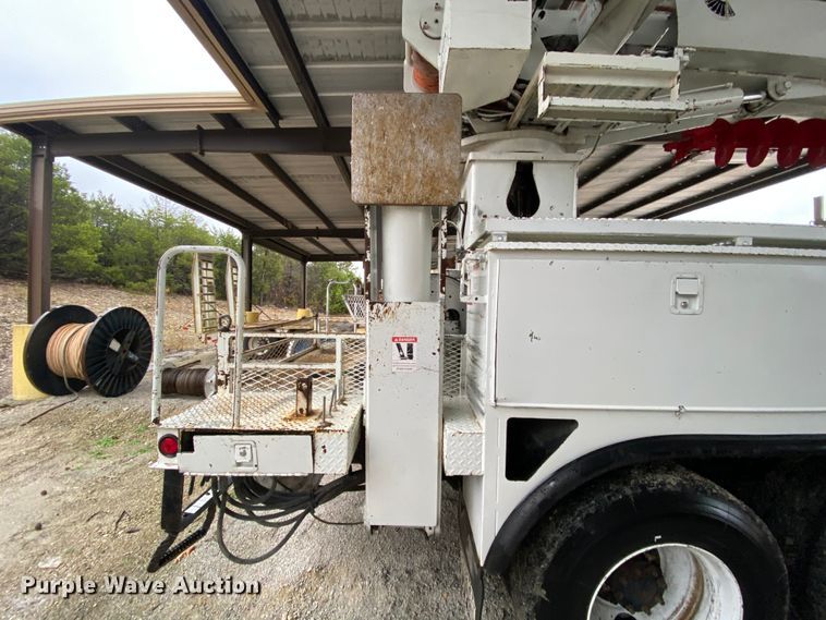 image for item HA9666 2006 International 7500  digger derrick truck