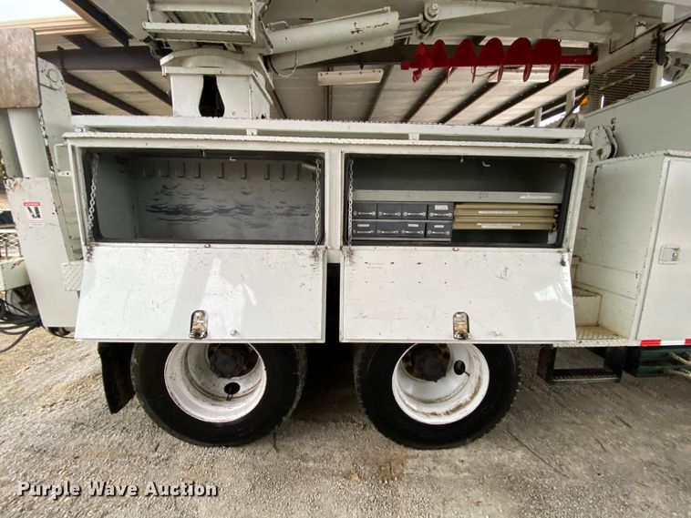 image for item HA9666 2006 International 7500  digger derrick truck