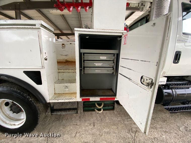 image for item HA9666 2006 International 7500  digger derrick truck