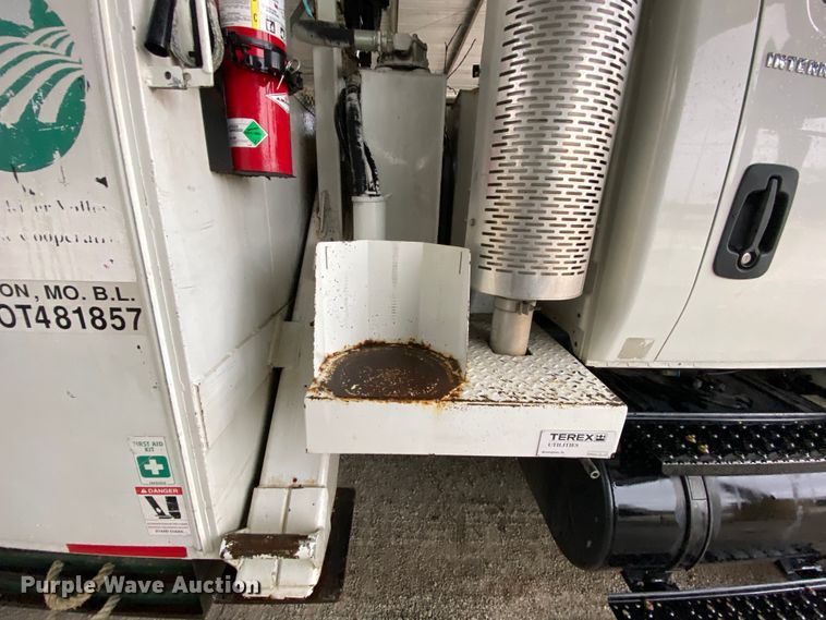 image for item HA9666 2006 International 7500  digger derrick truck