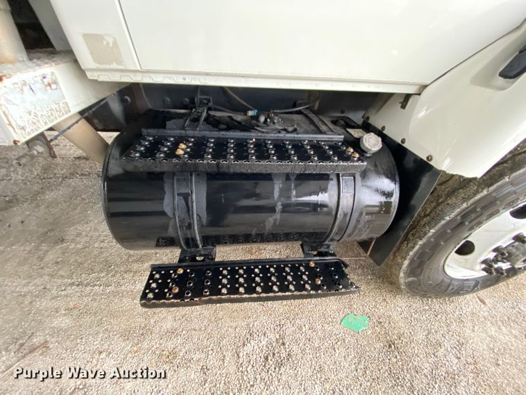 image for item HA9666 2006 International 7500  digger derrick truck