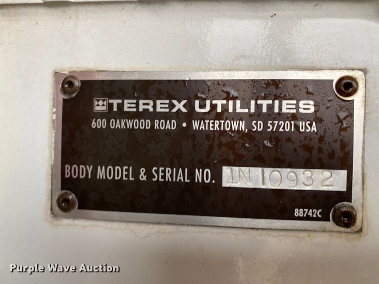 image for item HA9666 2006 International 7500  digger derrick truck