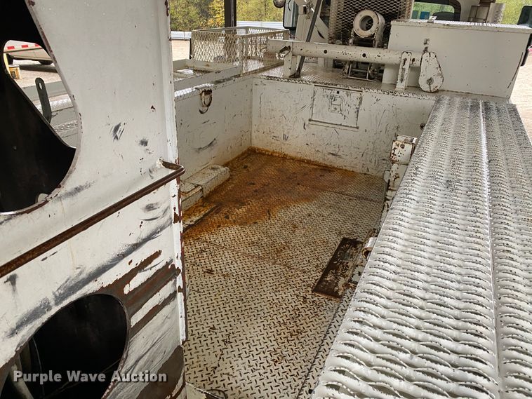 image for item HA9666 2006 International 7500  digger derrick truck