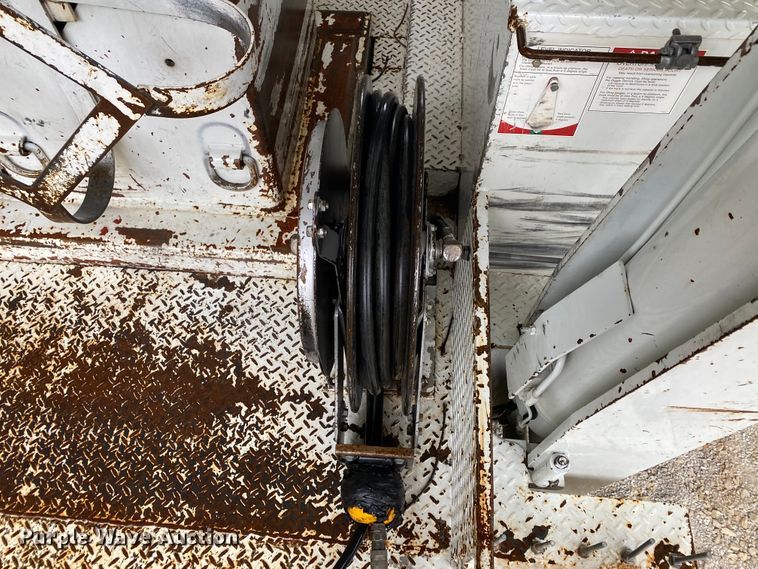 image for item HA9666 2006 International 7500  digger derrick truck