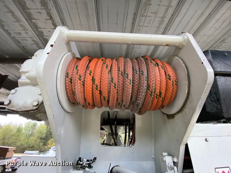 image for item HA9666 2006 International 7500  digger derrick truck