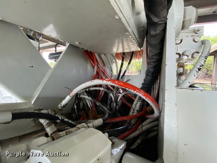 image for item HA9666 2006 International 7500  digger derrick truck