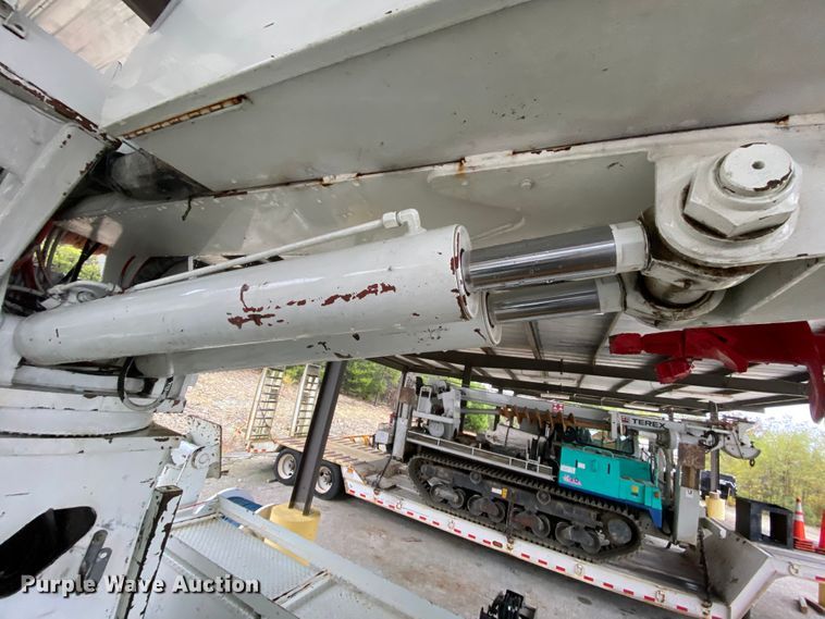 image for item HA9666 2006 International 7500  digger derrick truck