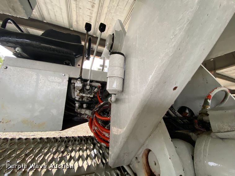 image for item HA9666 2006 International 7500  digger derrick truck